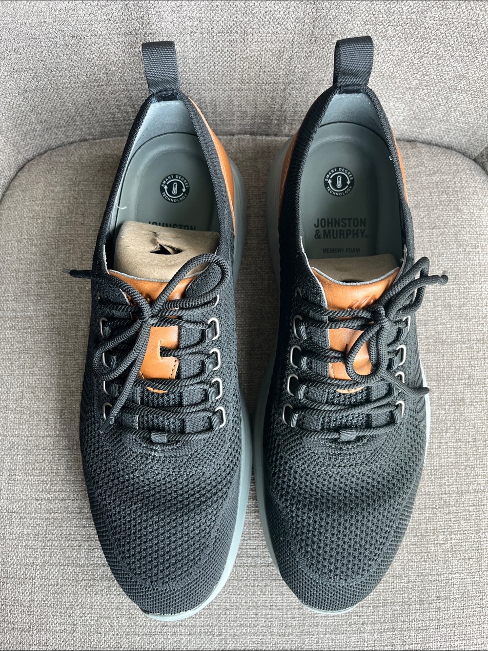 Johnston & Murphy Mens’ Amherst Knit U-Throat Black Sneakers with Tan 25-3431